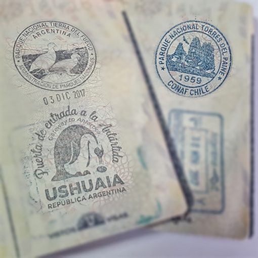 Colecionando carimbos não oficiais no passaporte Viaje de Carro
